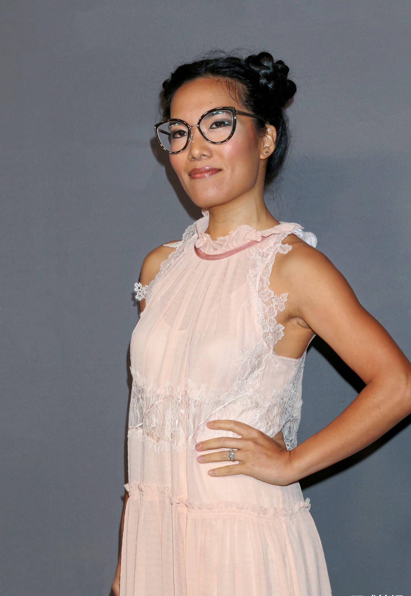 亚裔演员黄阿丽称,离婚最难是处理母亲反应,就不能等我死了再离吗