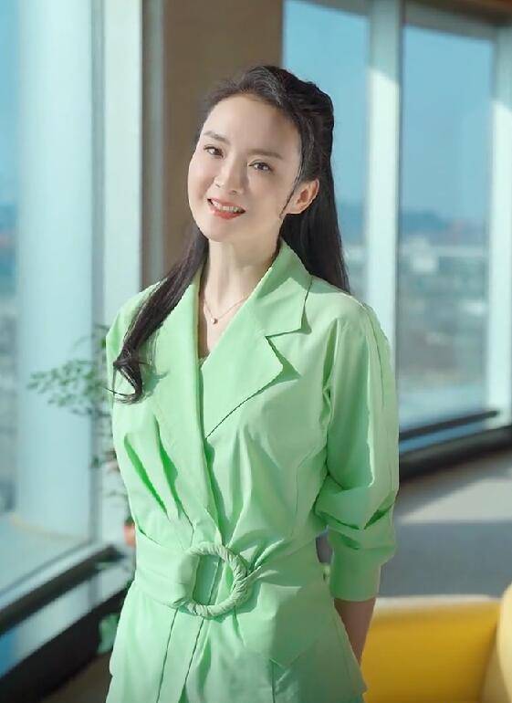 王艳亿万豪宅晒太阳,穿渐变衣裙跳舞畅谈无所求,全景落地窗前花园似