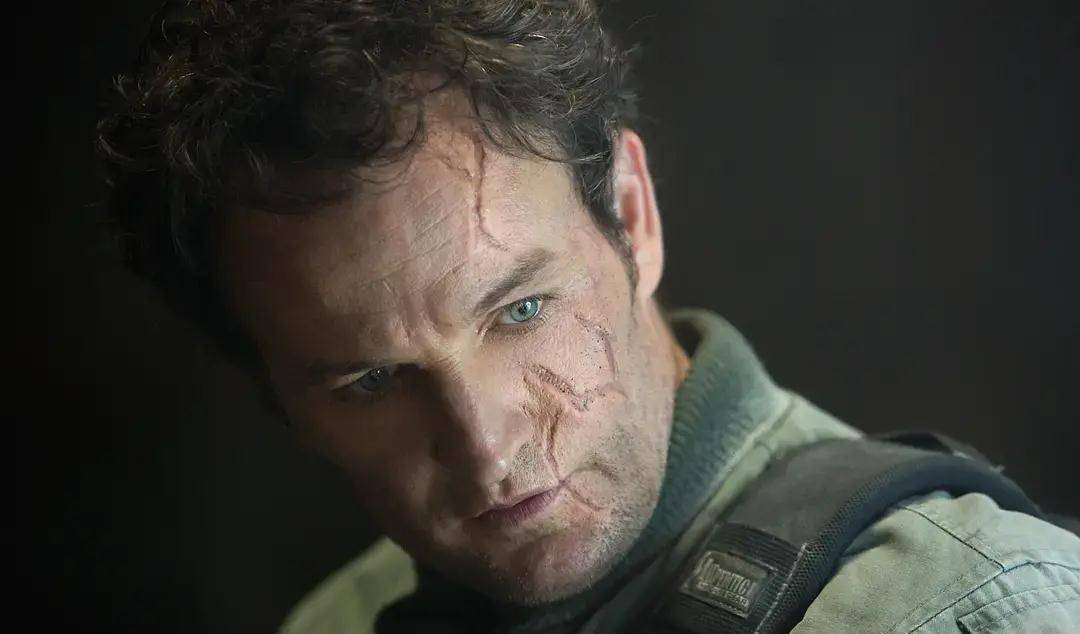 t-3000rev-9《终结者:创世纪》艾米莉亚·克拉克 饰 莎拉·康纳阿诺德