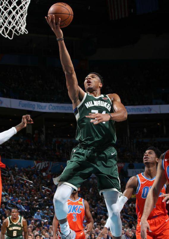 2米11字母哥背打1米83保罗,想碾压暴扣,无奈保罗太机智_防守_雷霆