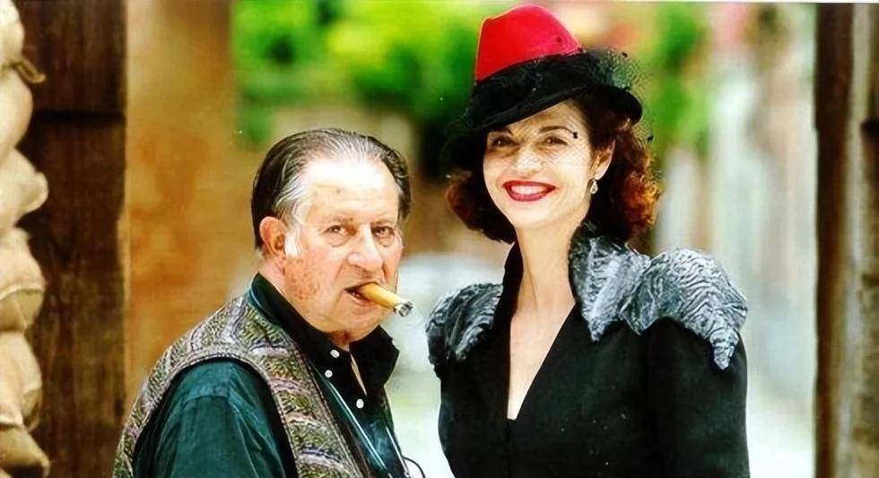 这丁老头子呀,坏的很,拍的电影,大屁股,大胸是标配,最重要的是女主角