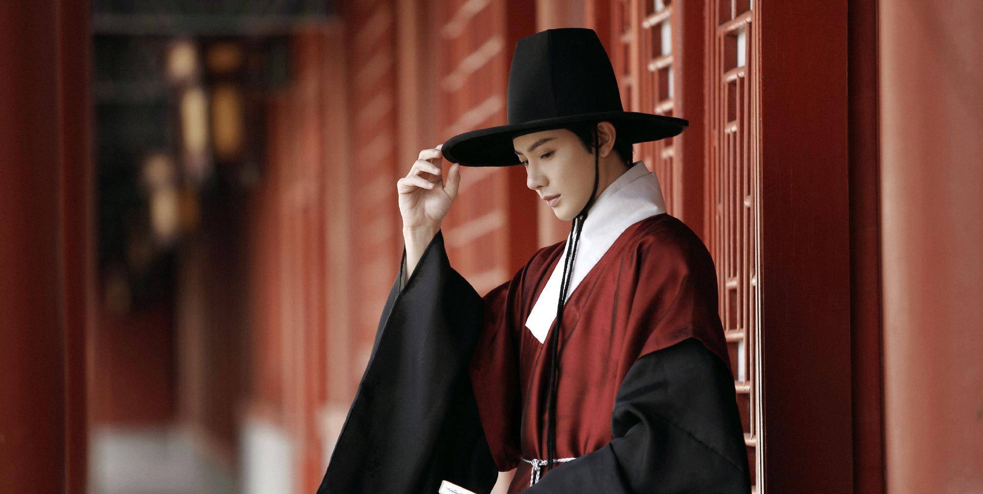 《如意芳霏》王佑硕晒汉服写真,温文儒雅很吸睛,网友却说像韩服_书生