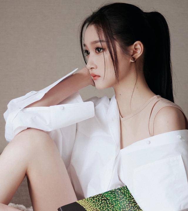 关晓彤巴黎时装周白衬衫造型太欲了,这双大长腿是真实存在的吗?