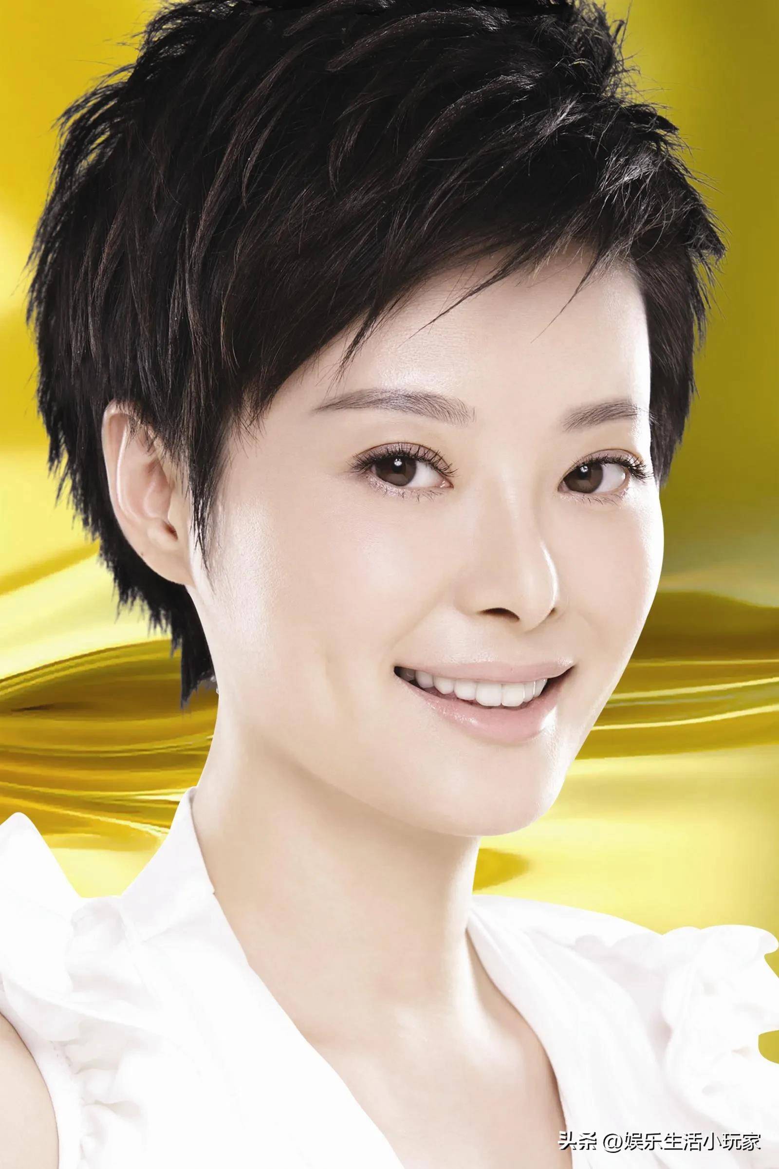 袁立,长相甜美,干练十足,气质优雅,曾出演最美"杜小月",活泼可_老公