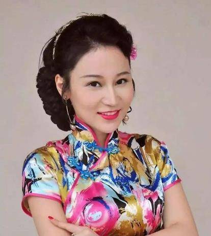 《七十二家房客》"伍姑娘",从未演过戏的她,为何取代韩师奶_何雨桐