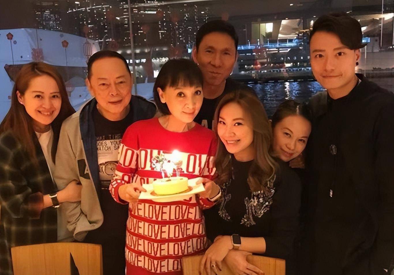 罗乐林女儿与tvb男星离婚10个月,被曝已另结新欢,高调晒牵手照_陈志健