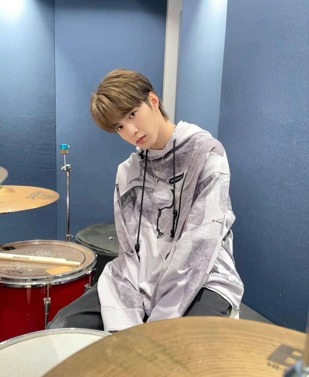 刘耀文又换发色了!不像严浩翔,肤色太重要了!