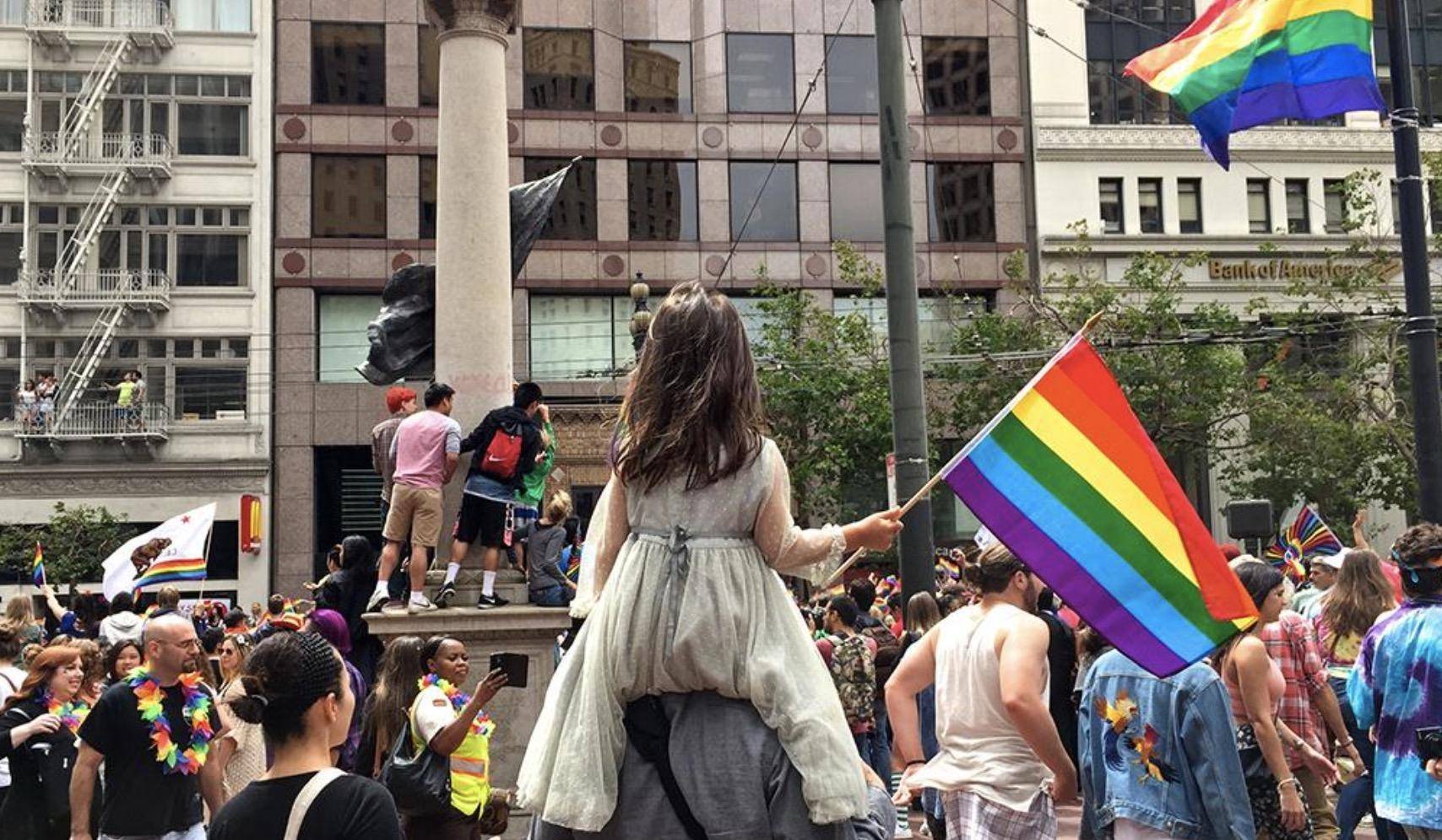 看到女儿朋友圈的彩虹旗照片,妈妈着急了!同性的爱该支持吗?