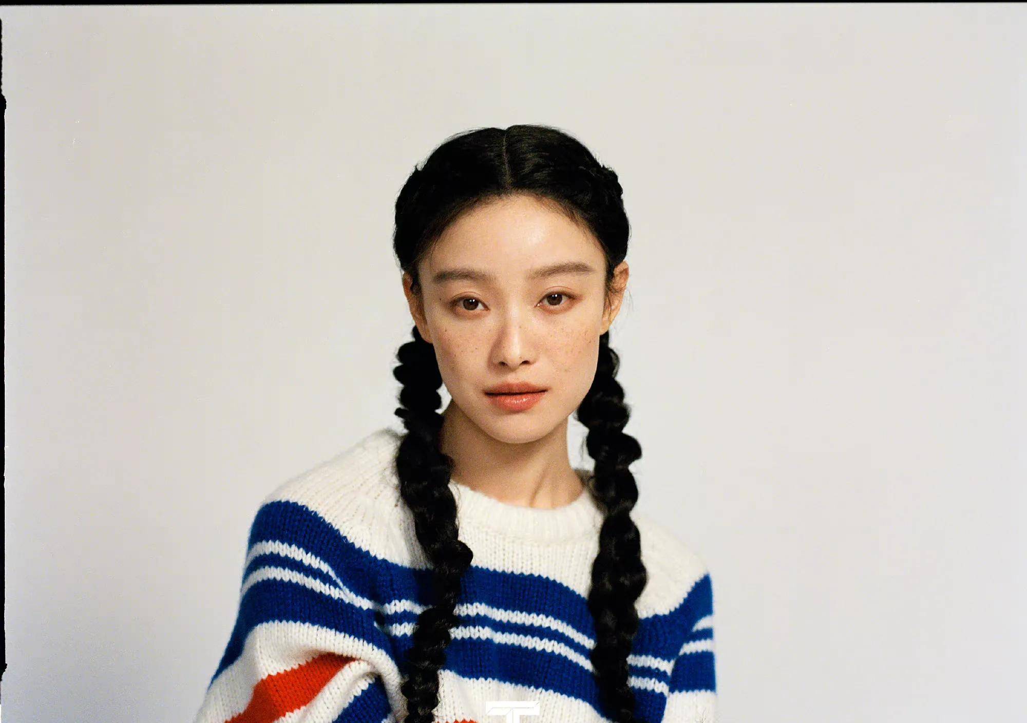 倪妮t锦绣十一月刊封面,穿深v吊带秀火辣身材,造型百变风格无限_马尾