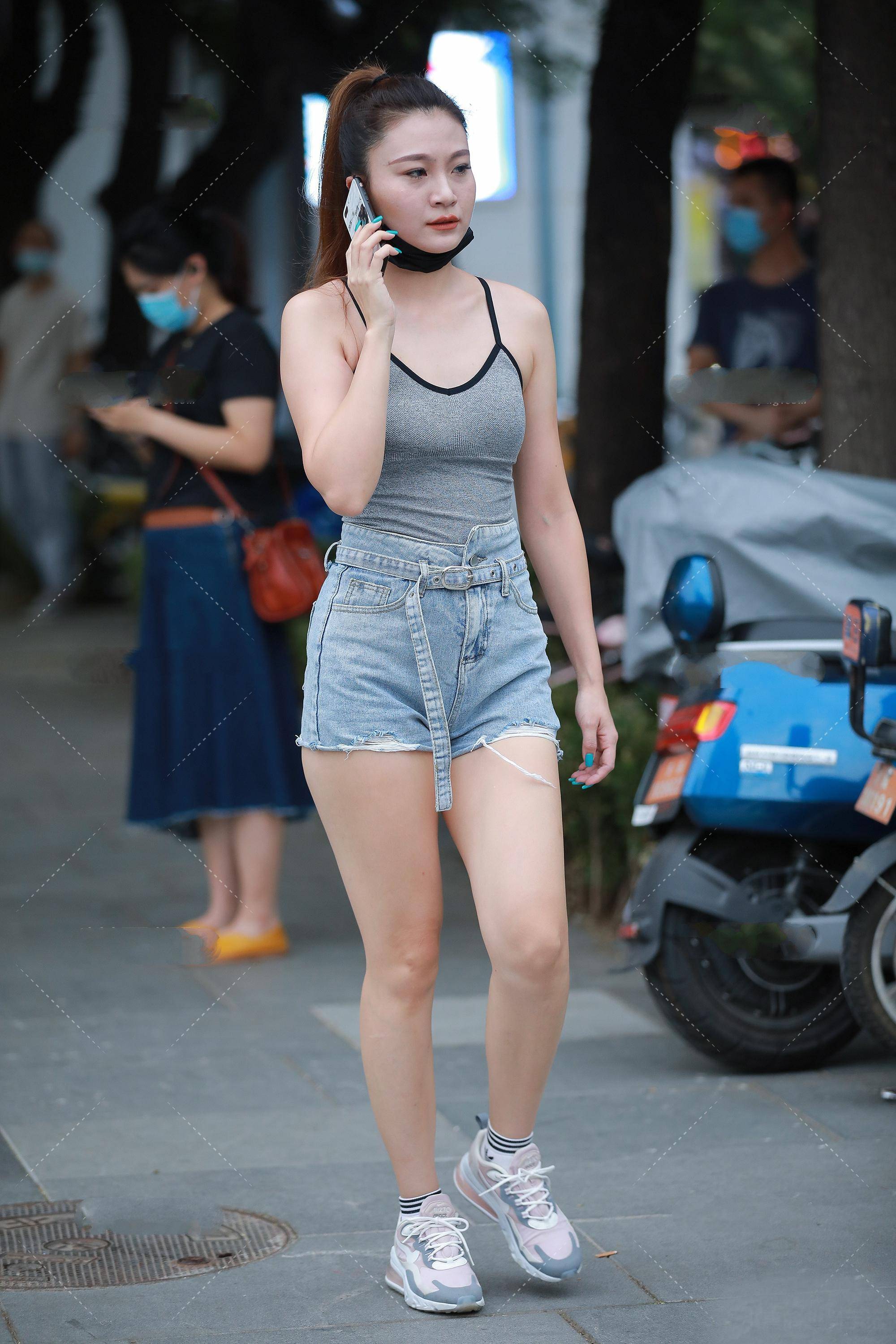 小个子女生如何穿搭更加靓丽好看,吊带衫配牛仔短裤,清凉又高挑_身材