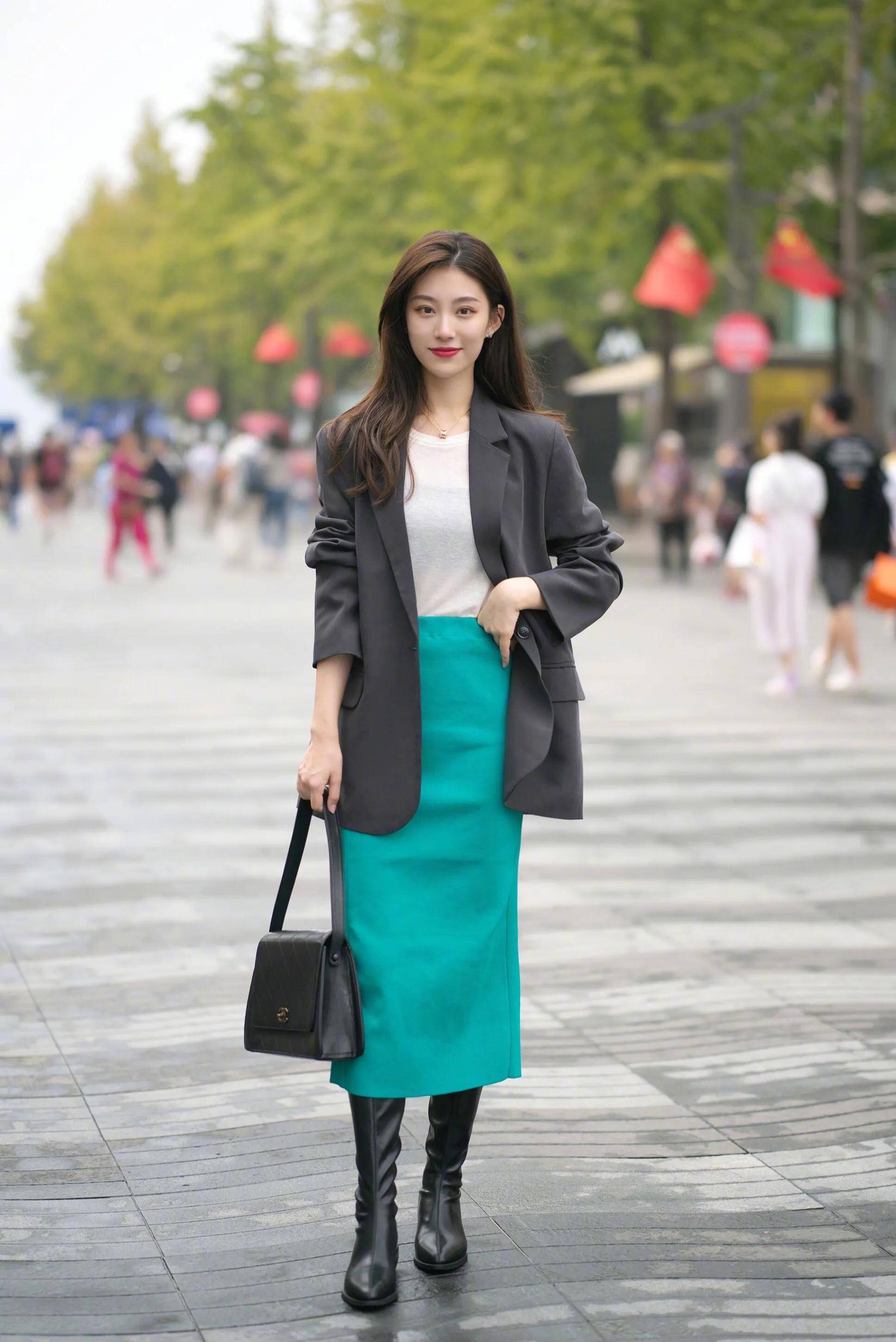 今年春天流行长款半身裙,初春照着穿,想不美都难_女孩_毛衣_时尚