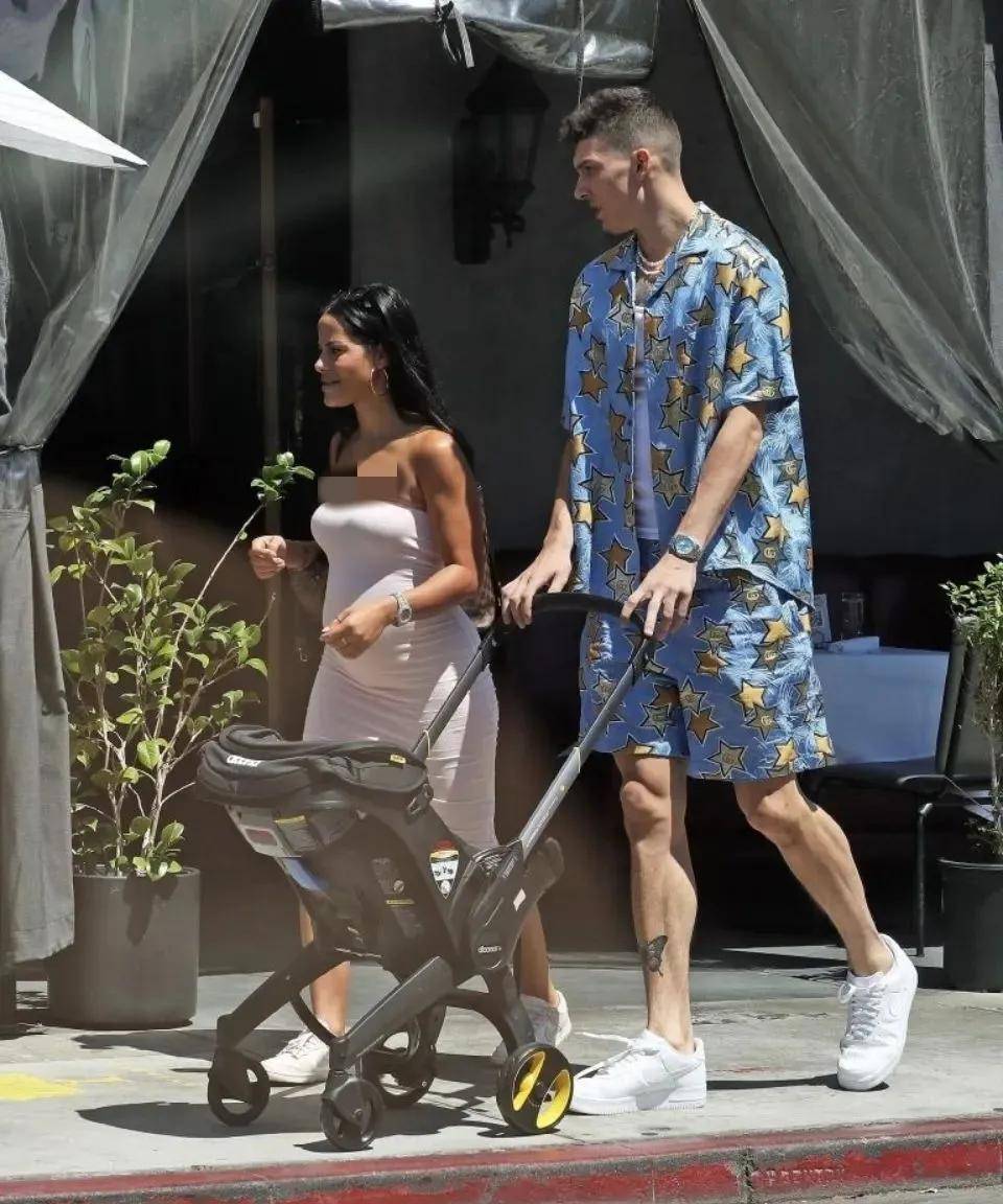 nba球星泰勒希罗和怀二胎女友和好 牵手逛街秀恩爱_katya_elise_henry