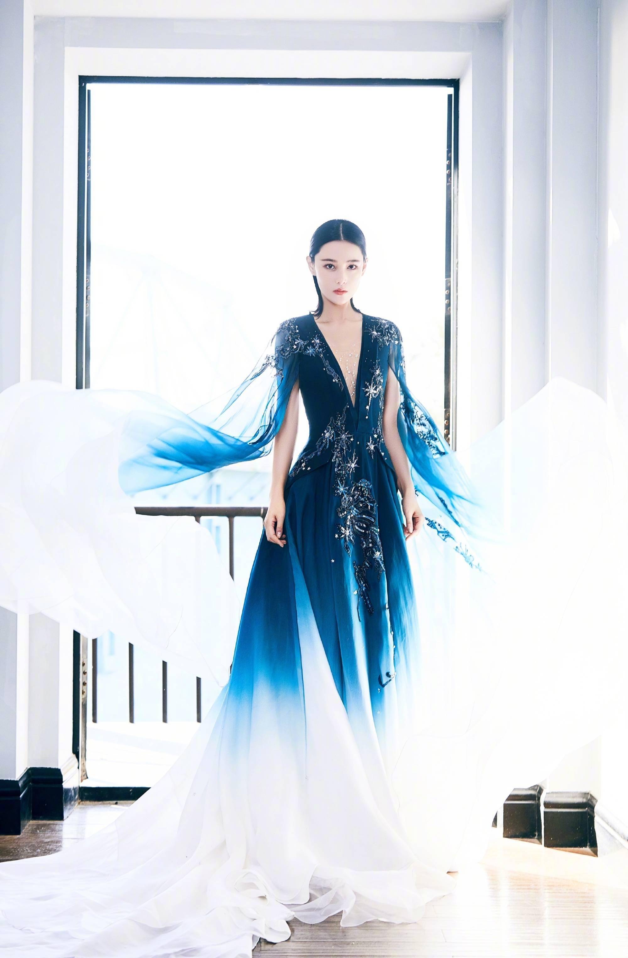 张馨予夫妇买海鲜被偶遇,何捷穿老婆衣服,她穿男士衬衫好娇小