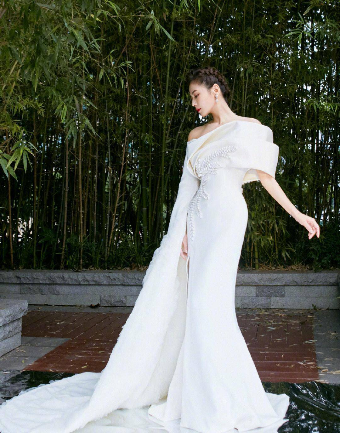 刘涛白玉兰颁奖造型太抢镜,白色水袖礼服超显身材,优雅时髦高级_衣服