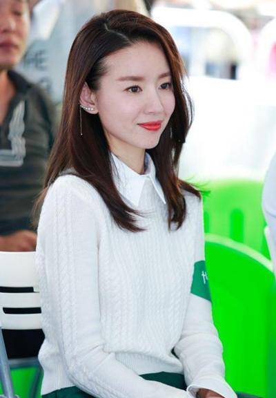 毛衣,显得整个人非常的清新,这个侧脸还有一点神似气质温润的刘诗诗