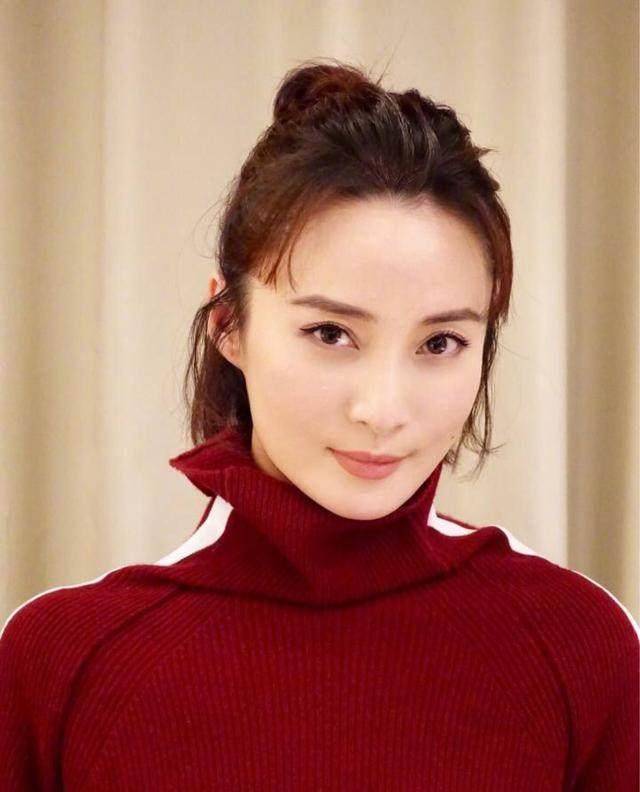 蒋勤勤这纯粹就是逆生长,凹红色系针织衫,看起来真显小,会穿!