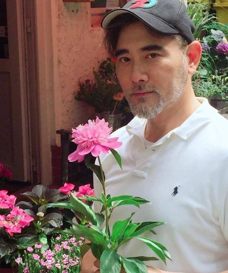 "薛绍"赵文瑄露面,身材发福肚腩突出无昔日风采,61岁还未结婚_角色