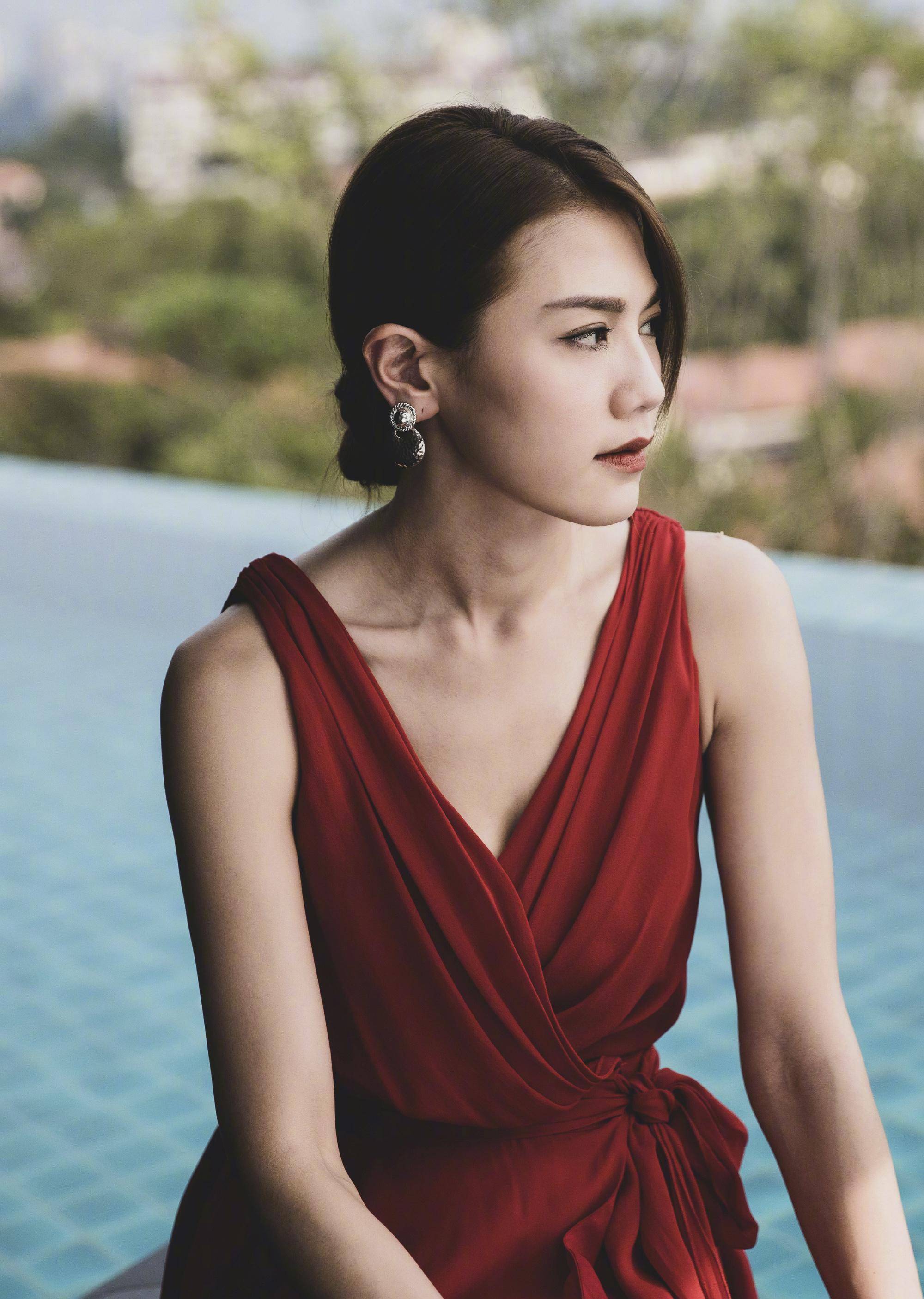 不愧香港时尚女星,橙色一字肩针织衫配短裙,爆款烟筒靴妩媚抢眼