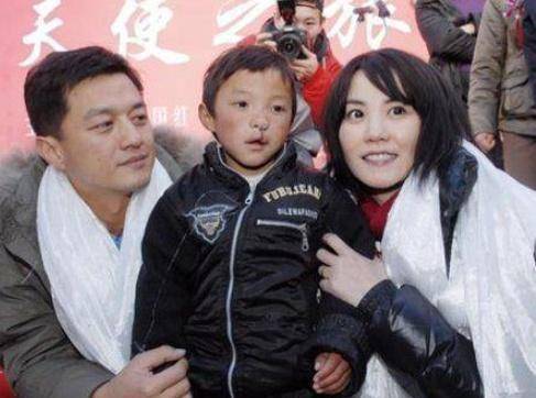 李亚鹏带12岁李嫣出席活动,打扮成熟妆容精致,被赞:王菲的气质_孩子