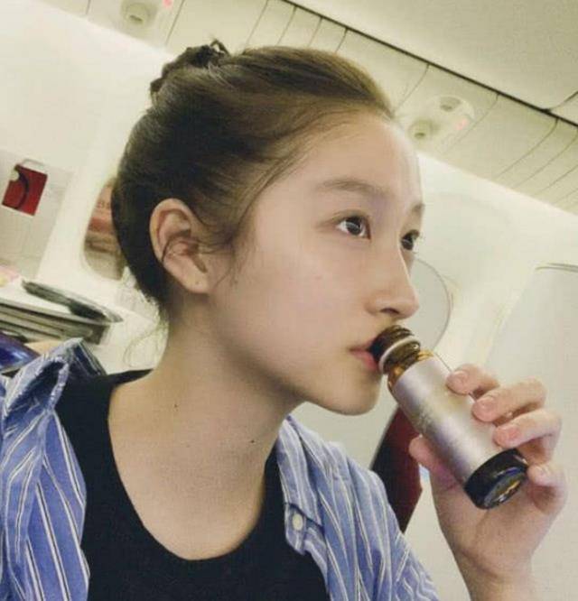 关晓彤坐飞机被偶遇,素颜未修图曝出真实颜值,难怪鹿晗会被吸引_小