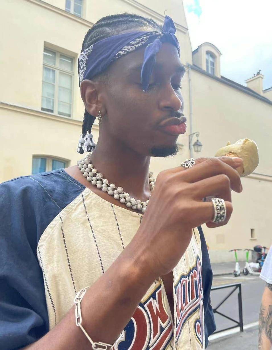 最后是亚历山大的西海岸穿搭展示,头巾一带我甚至以为是tupac复活.