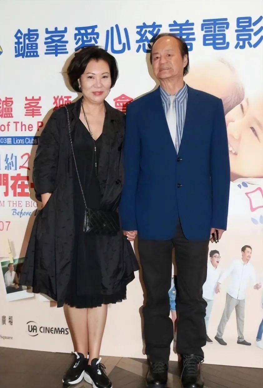 狄龙的妻子陶敏明比他小11岁,原本也是一名电影演员,在19岁就嫁给了30