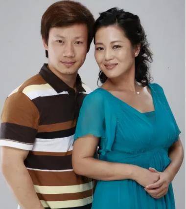 王茜华:头婚遇抠门前夫,二婚倒追导演,42岁意外怀孕全家欢喜_周京