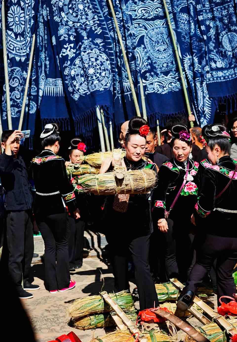 祭鼓日,鼓藏头家的院子摆满了祭品,挤满了人.