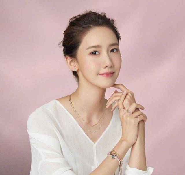 林允儿褪下连衣裙,"明星款"大衣配黑裤保暖减龄,戴帽子更少女_身材