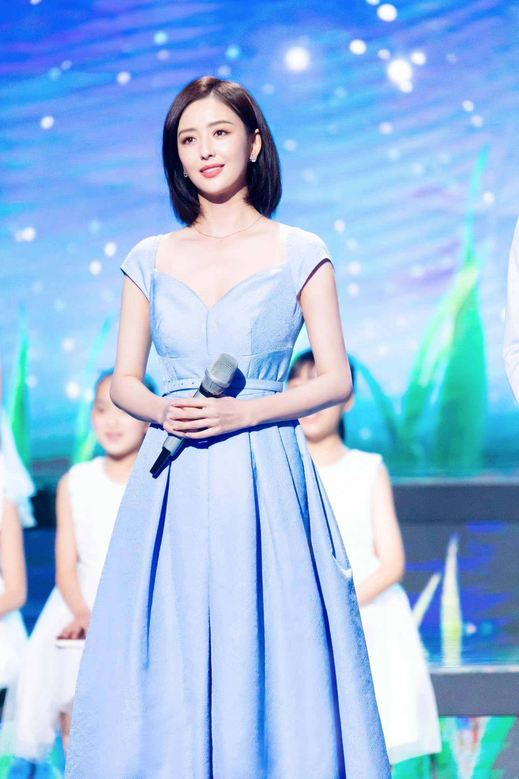佟丽娅出席新时代新雷锋晚会,一袭小蓝裙登台朗诵,清新又优雅!