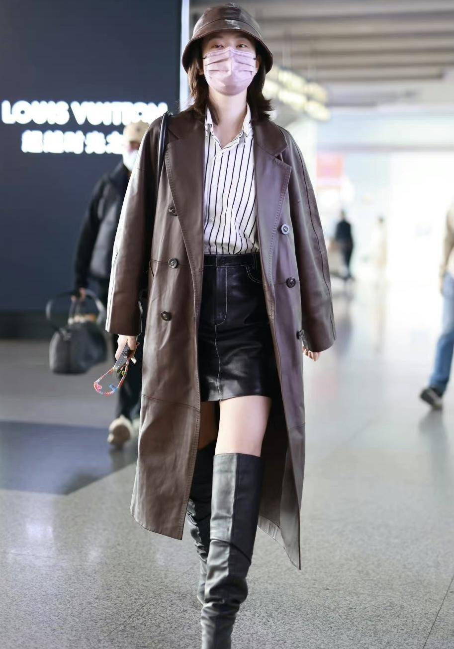 "乔欣"又把机场当做秀场,穿皮革风衣配长筒靴,大长腿惹人注目