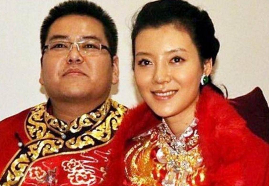 女儿跟山西富豪分手后,王丽云光顾10元理发店,买衣服逛地摊?