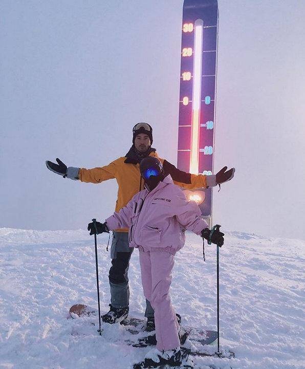 bella与高以翔之前肯定特别恩爱,她们一同去滑雪的照片简直不要太甜了