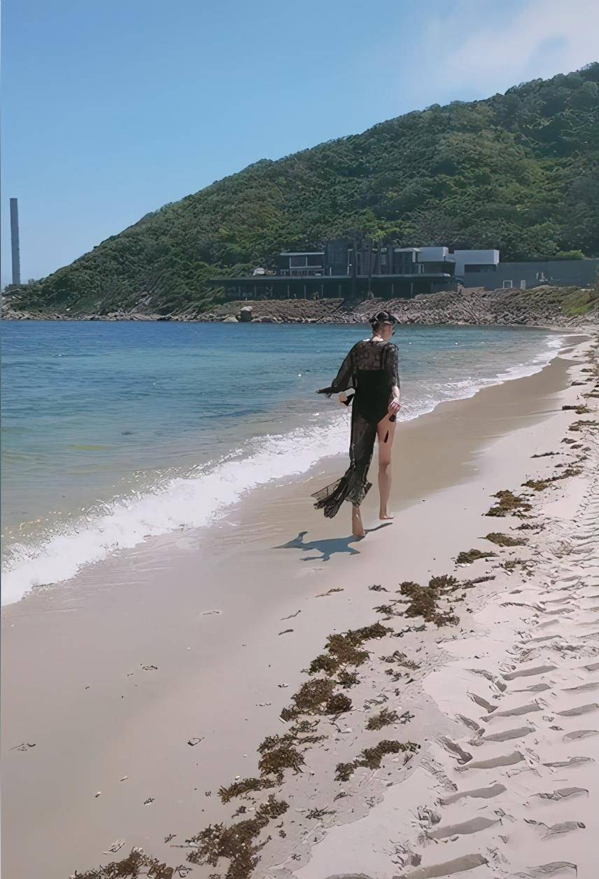 王彦霖大方晒女友泳装照,长腿又细又直,隔太远被网友嘲像偷拍_佳妮