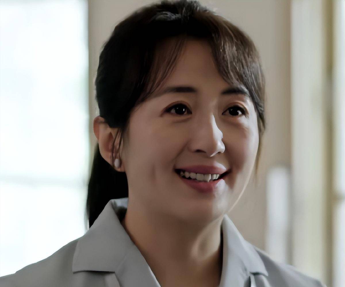 《许你万家灯火》杨童舒48了还是那么美,但装扮造型却有装嫩之嫌_陆