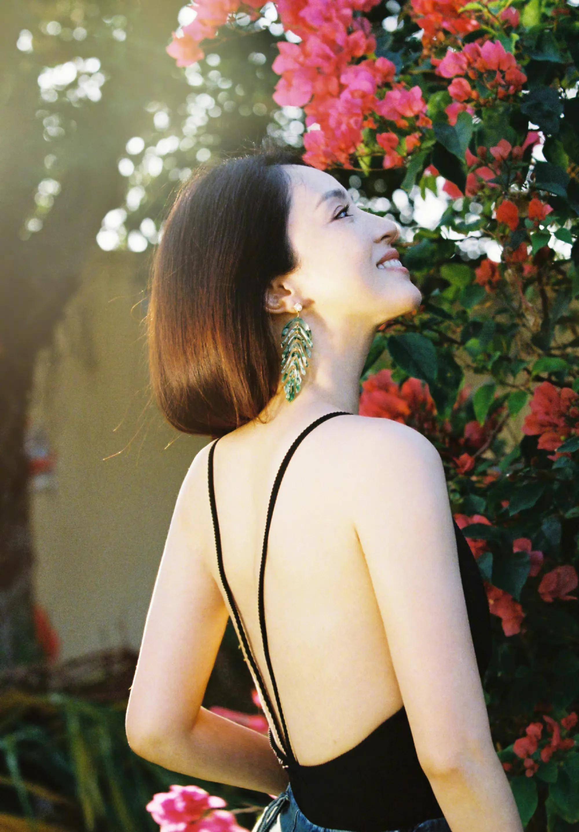 明星妇女节营业照 陈乔恩 董璇穿深v性感 刘涛优雅 虞书欣又甜又辣