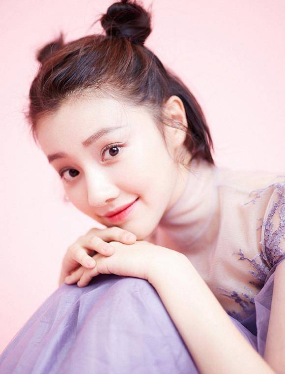 她刚走红就耍大牌,拍戏用140桶矿泉水洗澡,如今25岁成此般_王鹤润