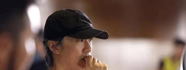 有媒体向周星驰的经纪人陈震宇询问两位天王的合作详情,但陈振宇表示"