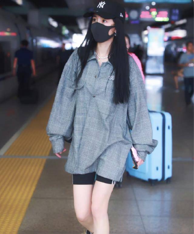 杨幂近照曝光,男友风t恤搭配网纱打底衫超有范,大长腿真的绝了_身材