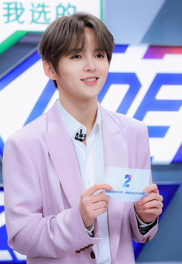 与美女牵手同回住处,曾录制节目时私自跑路_赵品霖_恋情_小区