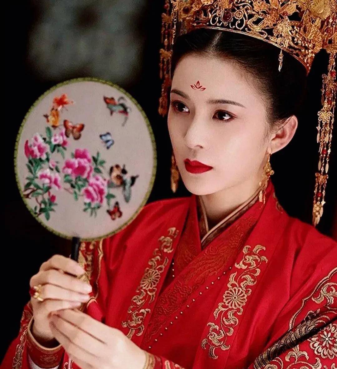 十里红妆凤冠霞帔,执子之手与卿相守～盘点影视剧中绝美古装嫁衣_小哥