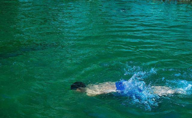 19岁小伙游泳时溺水,三同伴见死不救,还藏匿他的财物!_侯昊_家属_报警