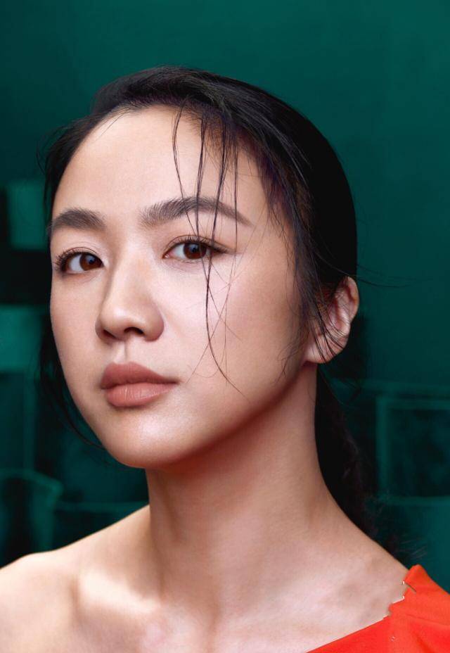 汤唯素颜现身机场,穿长款毛衣把内搭塞裤子里,发际线还往后移_头发