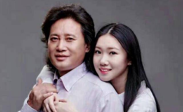 歌唱家戴玉强:40岁成名,与初恋结婚29年,为母亲办葬礼却满脸笑容_刘燕