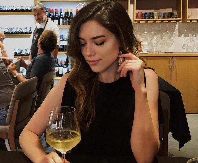 今天给大家介绍一位女神,她就是来自美国纽约的lauren summer(劳伦