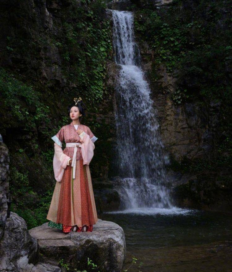 张梓琳罕穿古装,穿着腰带褶裙秀a4腰,刚生完二胎身材恢复迅速_信念