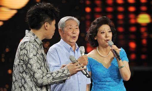 第一任丈夫王星军由于事业不顺,常常对她家暴,关牧村选择了离婚.