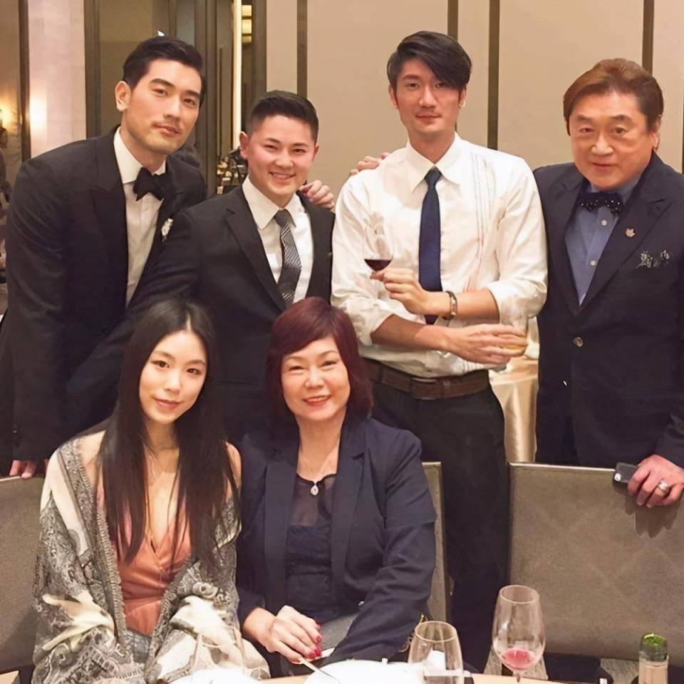 高以翔离世3年半,挚友发合影照悼念他_毛加恩_离开_时间