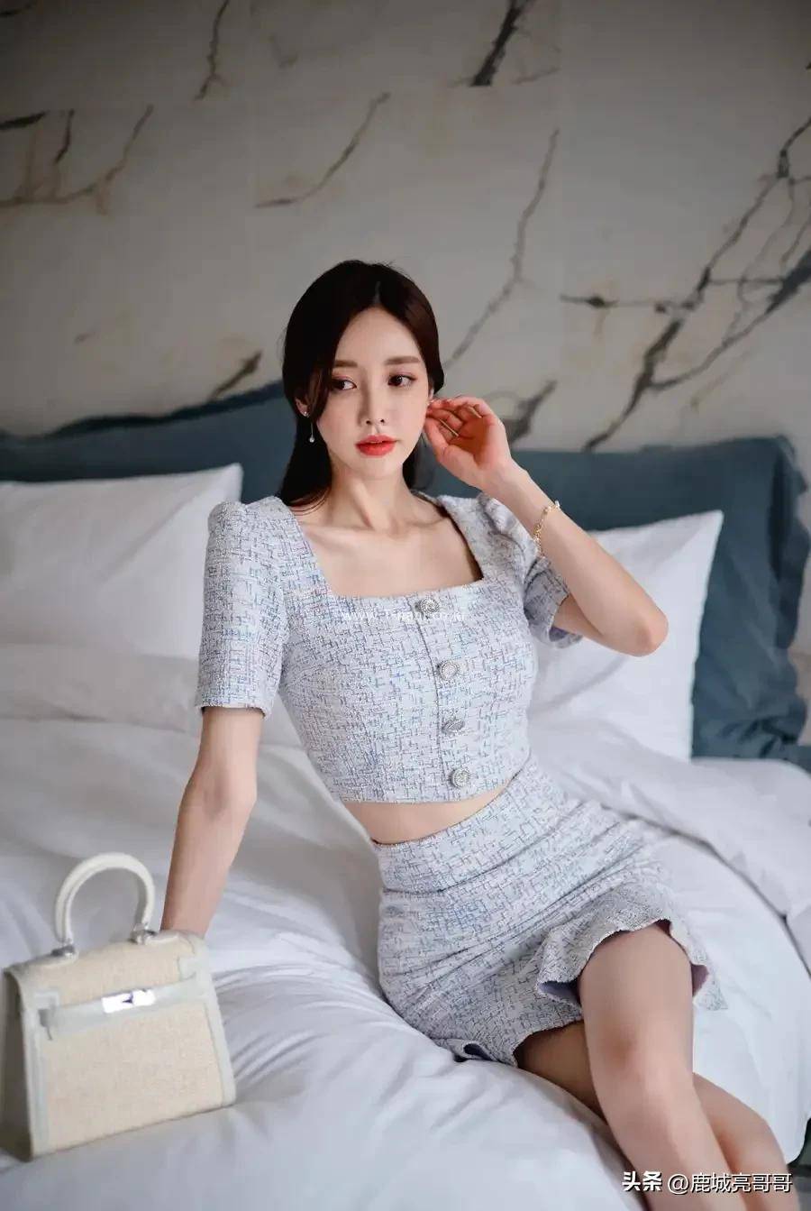 「韩国美女模特孙允珠」紫蓝细纹针织爱丁堡夏梦套裙,端庄时尚_设计