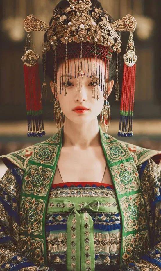 十里红妆凤冠霞帔,执子之手与卿相守～盘点影视剧中绝美古装嫁衣_小哥